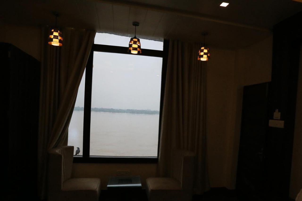 Hotel A Palace On River Varanasi Esterno foto